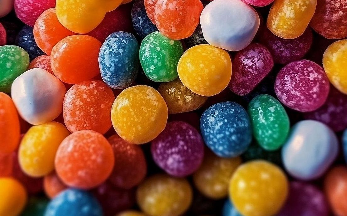 Un chocolate con leche espumada y arte en la superficie